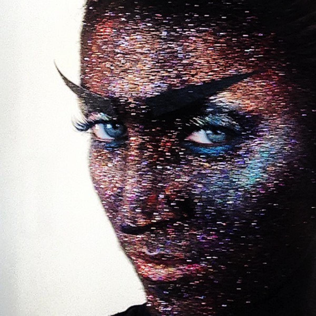 How to do the "Wall of Glitter" makeup